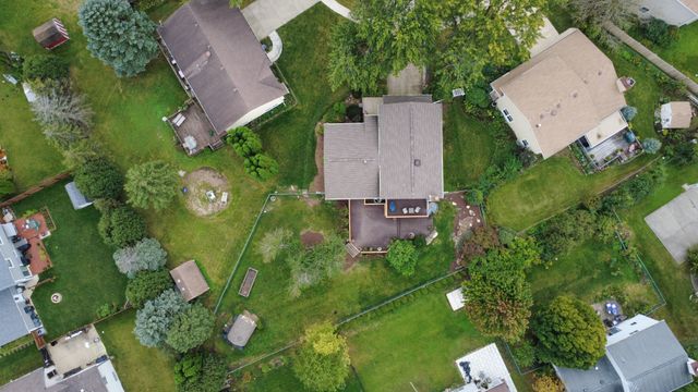 10 Canterbury Court, Streamwood, IL 60107