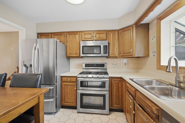 10 Canterbury Court, Streamwood, IL 60107