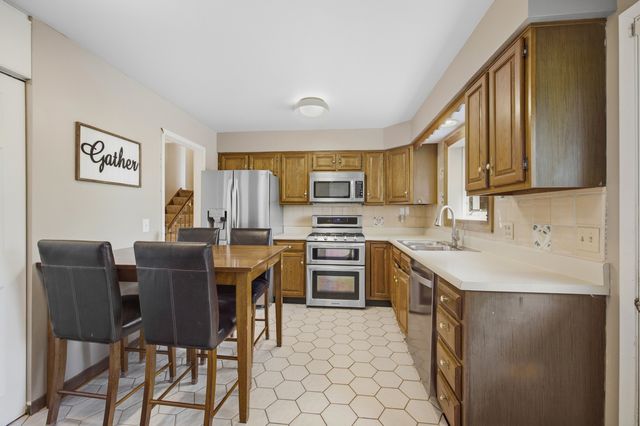 10 Canterbury Court, Streamwood, IL 60107