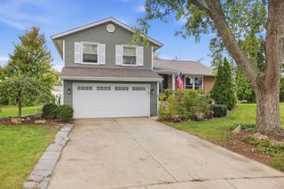 10 Canterbury Court, Streamwood, IL 60107