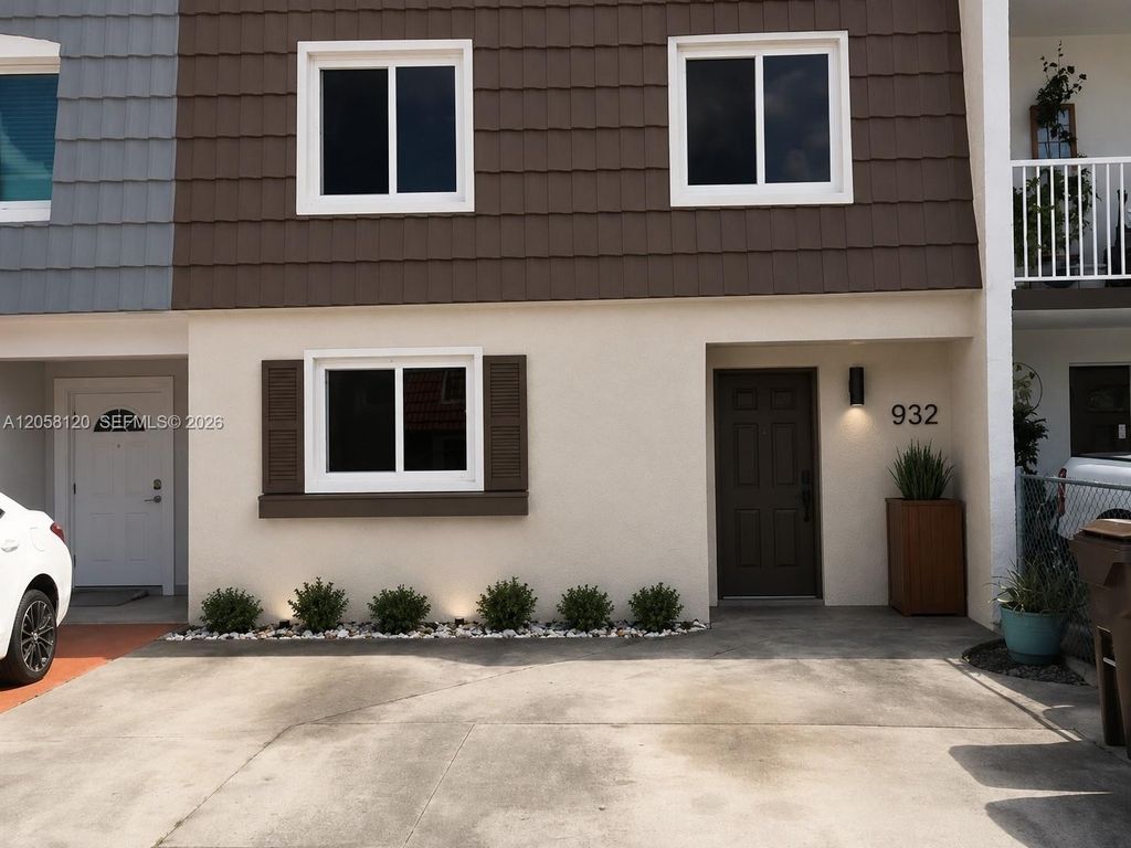 932 W 80th Place 0, Hialeah, FL 33014