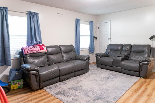 1129 FAIRLAWN AVE, Marshall, MO 65340