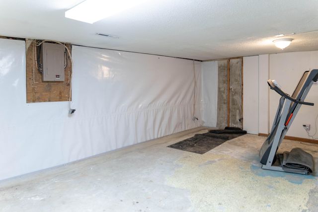 1129 FAIRLAWN AVE, Marshall, MO 65340