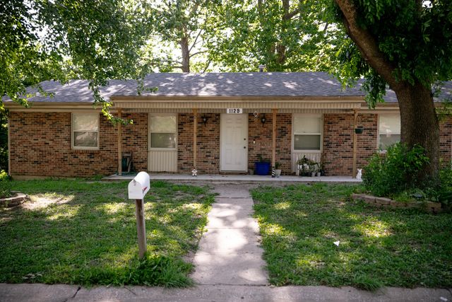 1129 FAIRLAWN AVE, Marshall, MO 65340