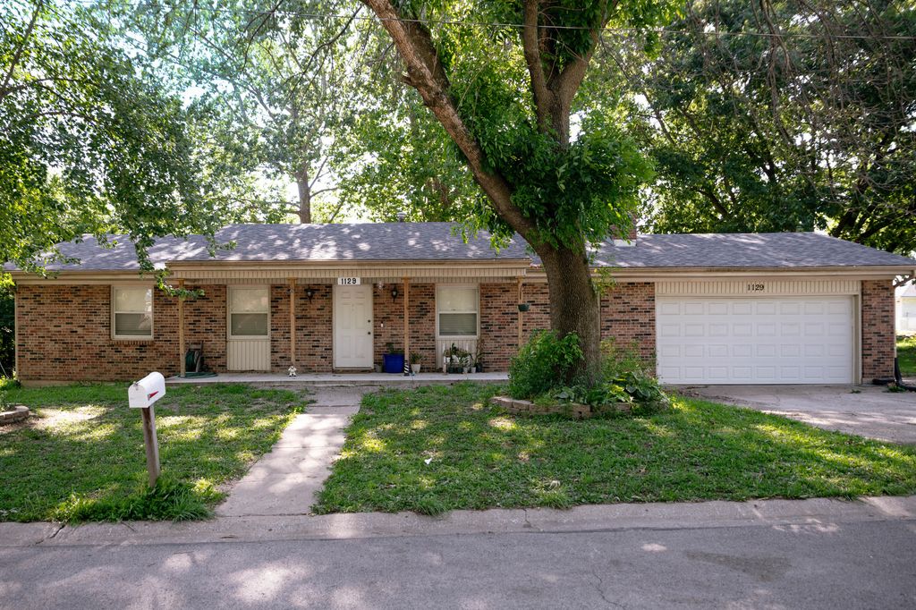 1129 FAIRLAWN AVE, Marshall, MO 65340
