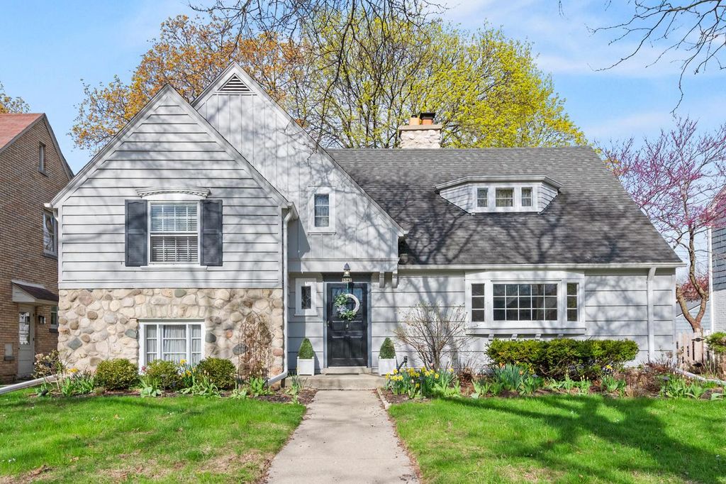 5347 Santa Monica BOULEVARD, Whitefish Bay, WI 53217
