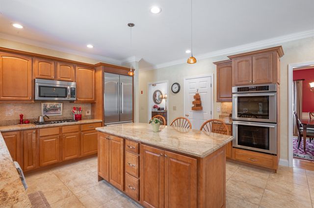 31 Bear Run Drive, Litchfield, NH 03052