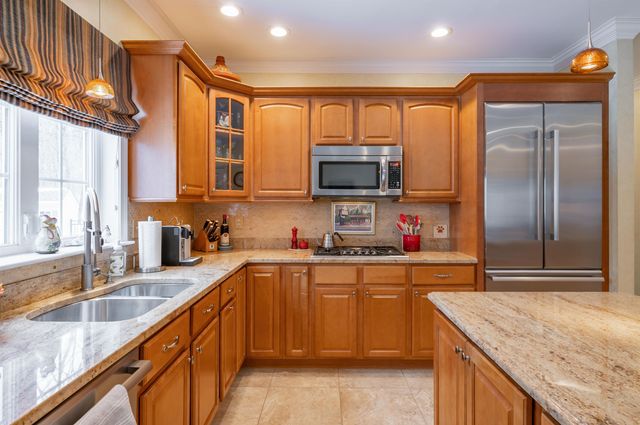 31 Bear Run Drive, Litchfield, NH 03052