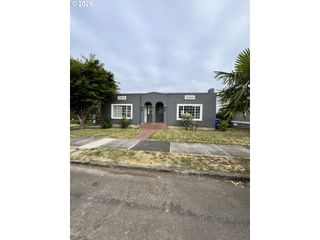 911 JQ ADAMS St, Oregon City, OR 97045