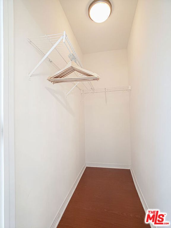 Image 10 of property listing at 1025 Dewey Avenue 205, Los Angeles, CA 90006