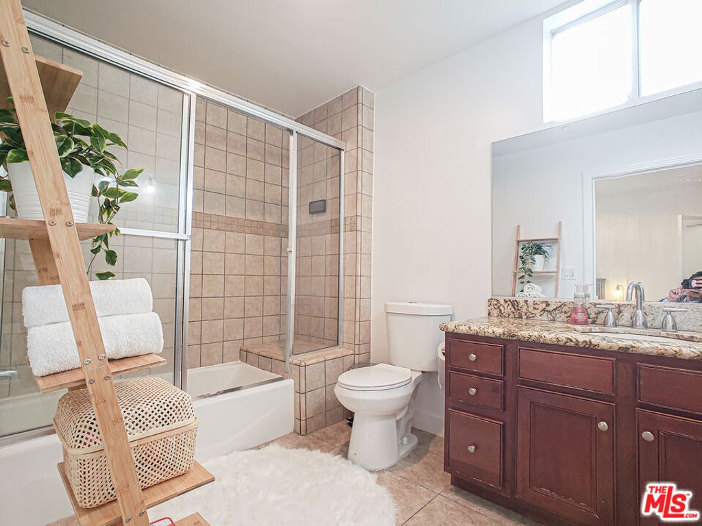 Image 11 of property listing at 1025 Dewey Avenue 205, Los Angeles, CA 90006