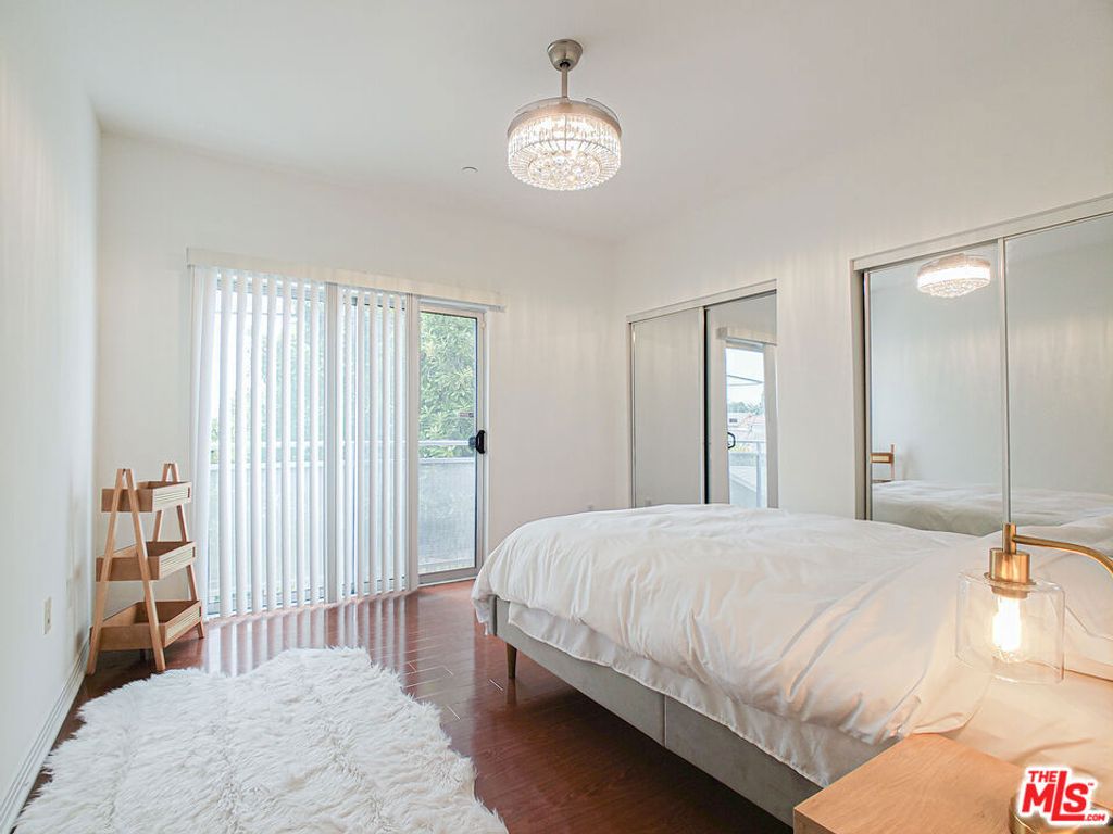 Image 12 of property listing at 1025 Dewey Avenue 205, Los Angeles, CA 90006