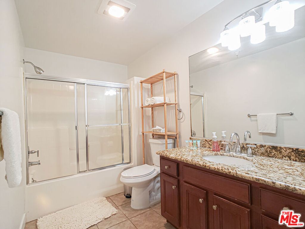 Image 13 of property listing at 1025 Dewey Avenue 205, Los Angeles, CA 90006