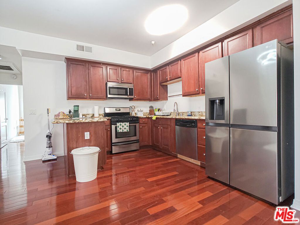 Image 14 of property listing at 1025 Dewey Avenue 205, Los Angeles, CA 90006