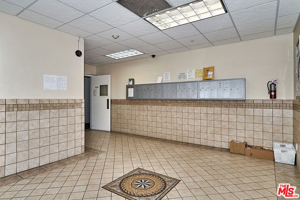Image 15 of property listing at 1025 Dewey Avenue 205, Los Angeles, CA 90006