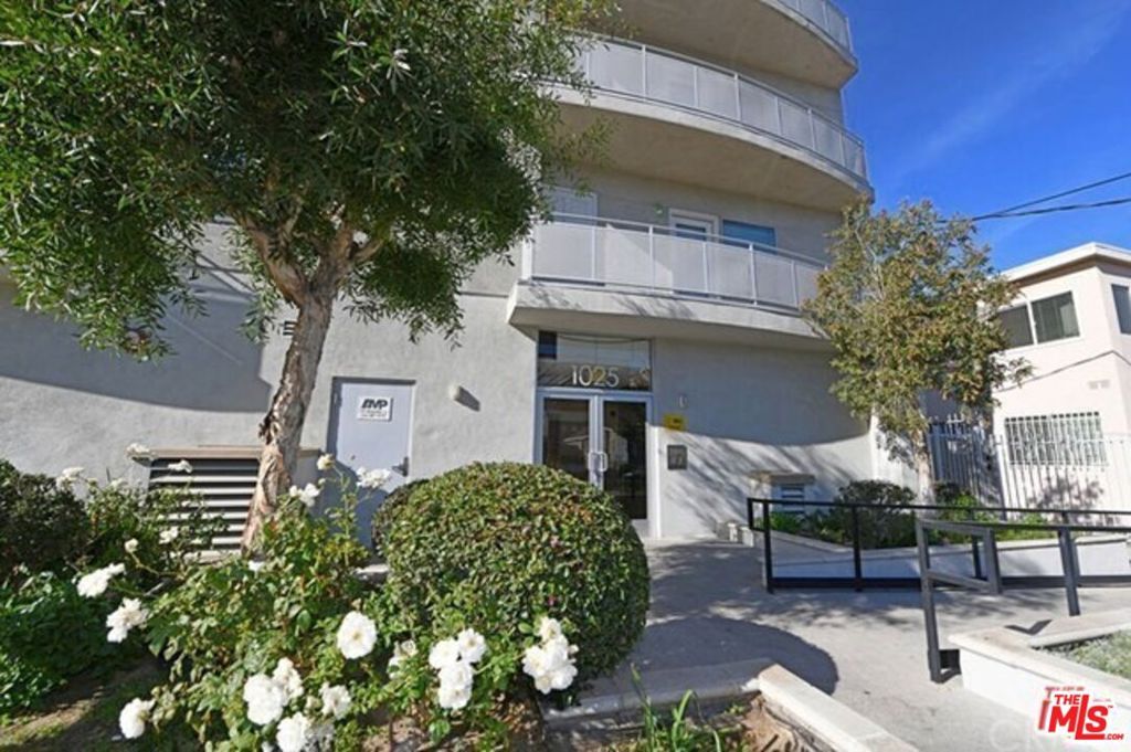 Image 16 of property listing at 1025 Dewey Avenue 205, Los Angeles, CA 90006