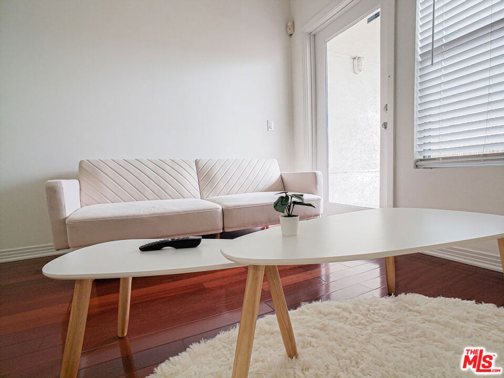 Image 2 of property listing at 1025 Dewey Avenue 205, Los Angeles, CA 90006