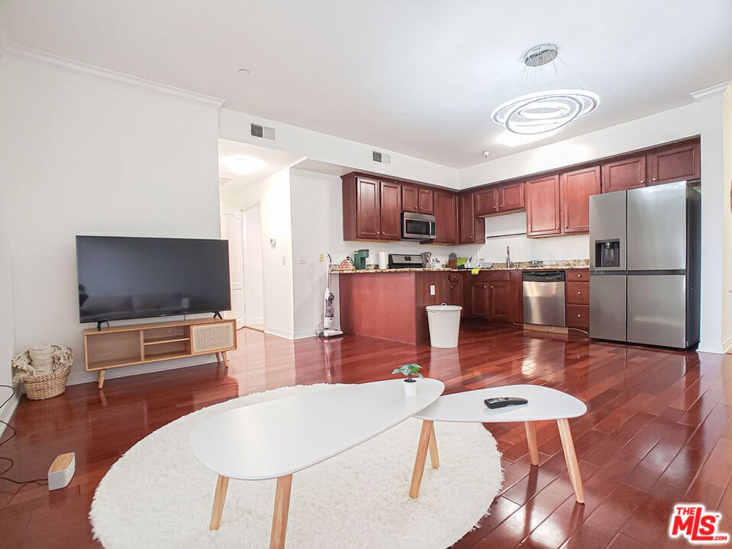Image 3 of property listing at 1025 Dewey Avenue 205, Los Angeles, CA 90006