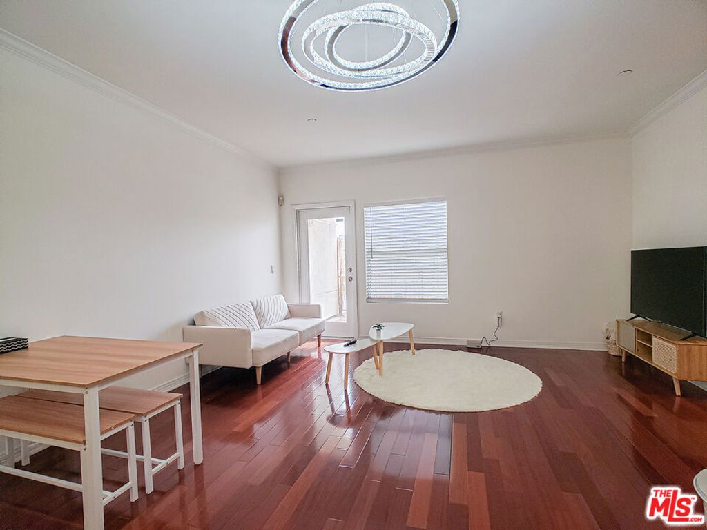 Image 4 of property listing at 1025 Dewey Avenue 205, Los Angeles, CA 90006