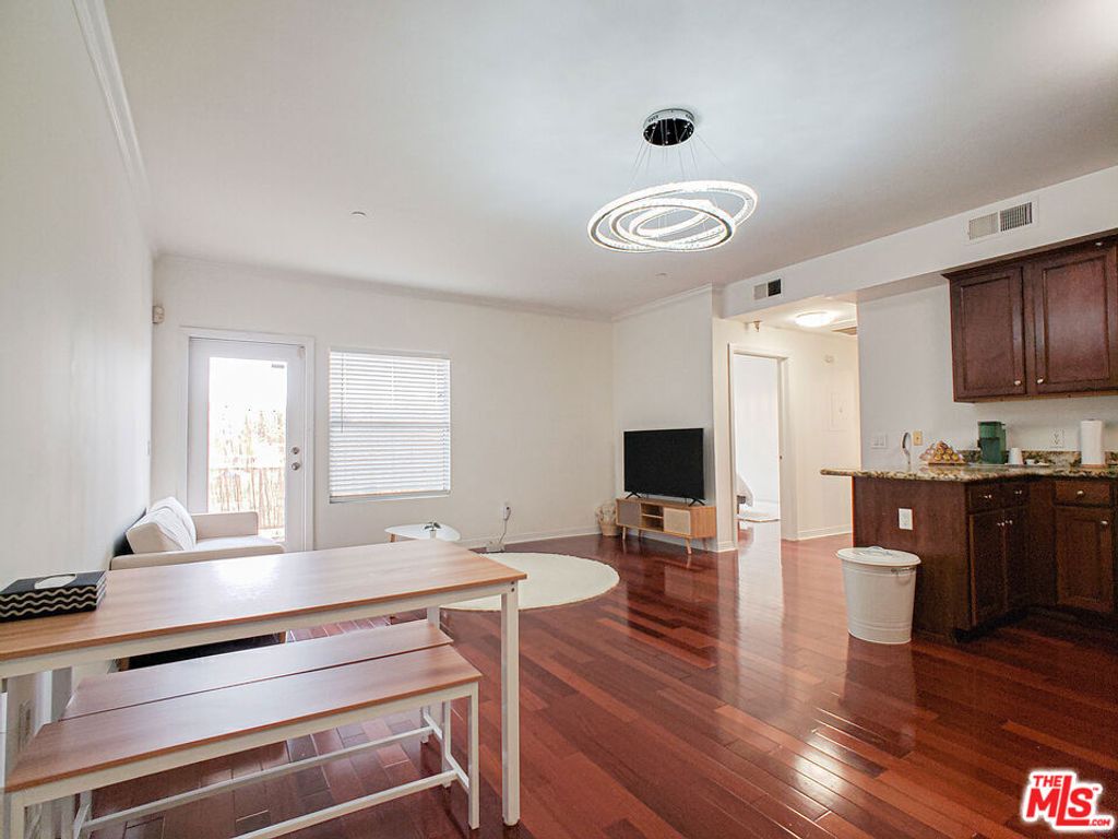 Image 5 of property listing at 1025 Dewey Avenue 205, Los Angeles, CA 90006