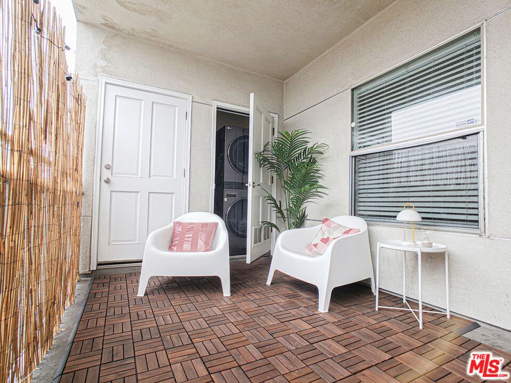 Image 6 of property listing at 1025 Dewey Avenue 205, Los Angeles, CA 90006