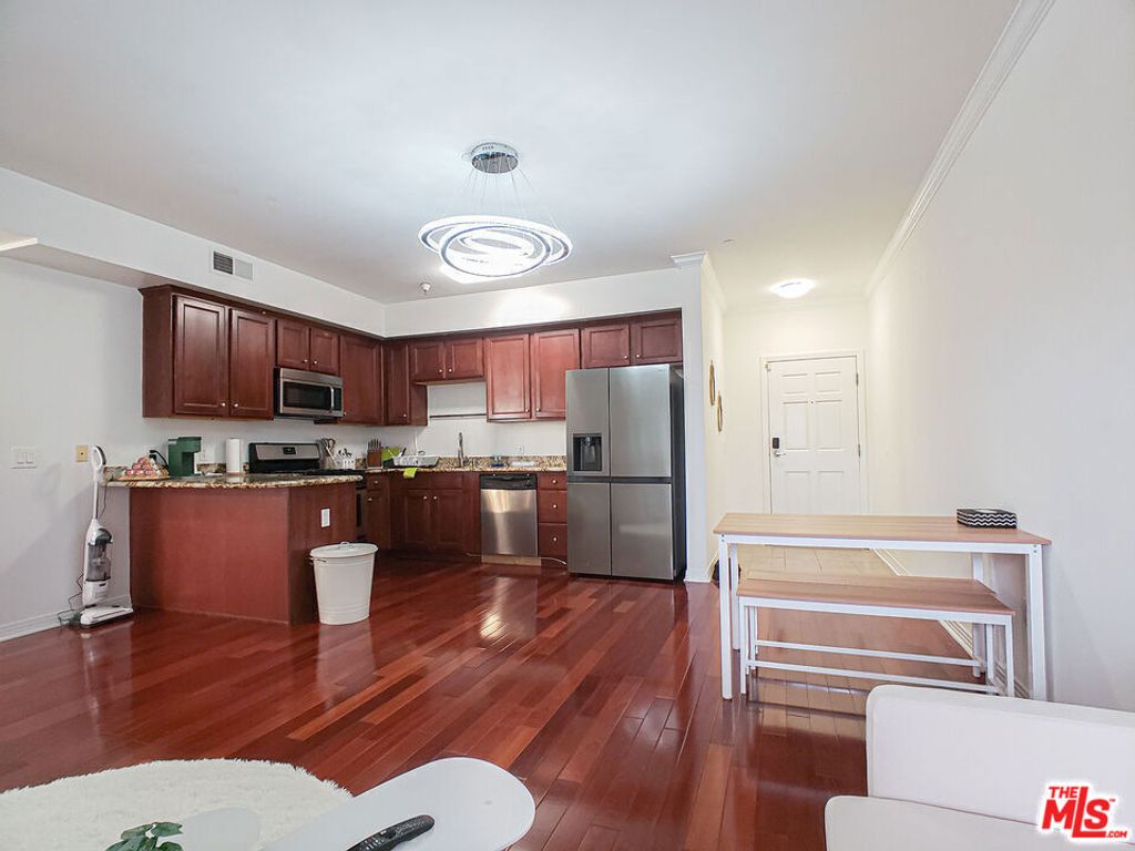Image 7 of property listing at 1025 Dewey Avenue 205, Los Angeles, CA 90006