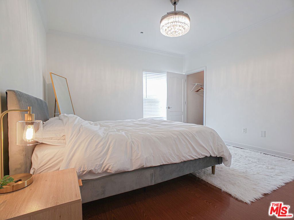 Image 8 of property listing at 1025 Dewey Avenue 205, Los Angeles, CA 90006