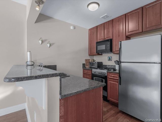 2525 Newtown Avenue 5A, Astoria, NY 11102