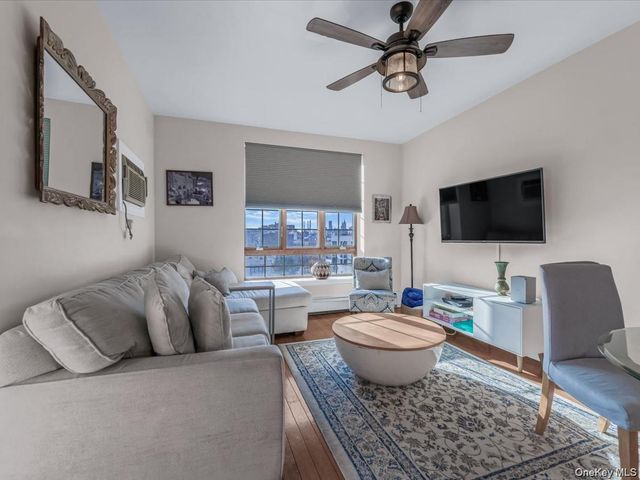 2525 Newtown Avenue 5A, Astoria, NY 11102