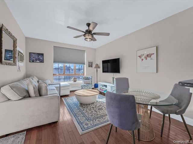 2525 Newtown Avenue 5A, Astoria, NY 11102