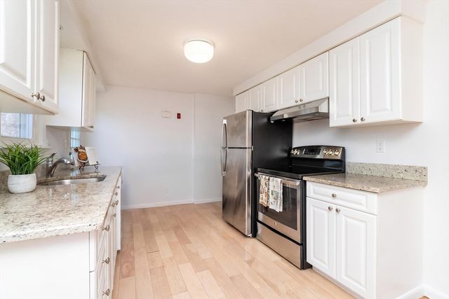 17 Charles Rd 17, Winchester, MA 01890