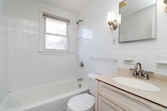 17 Charles Rd 17, Winchester, MA 01890