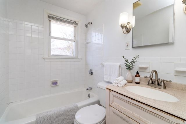 17 Charles Rd 17, Winchester, MA 01890