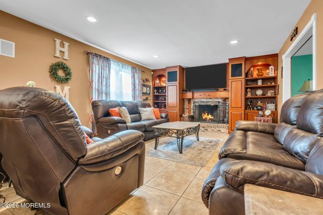 21 Ryan Road, Marlboro, NJ 07746