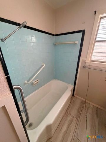 208 Bowie Street, Port Lavaca, TX 77979