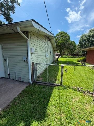 208 Bowie Street, Port Lavaca, TX 77979