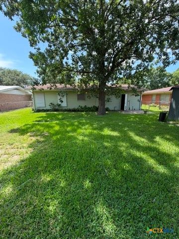 208 Bowie Street, Port Lavaca, TX 77979