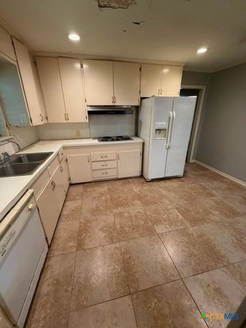 208 Bowie Street, Port Lavaca, TX 77979