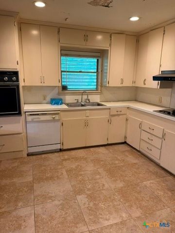 208 Bowie Street, Port Lavaca, TX 77979