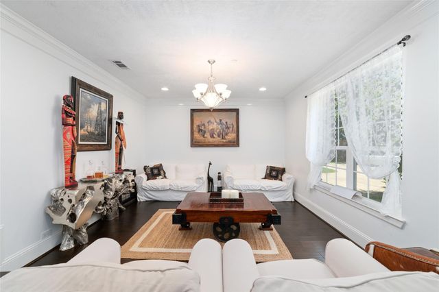 335 Voss Road, Houston, TX 77024