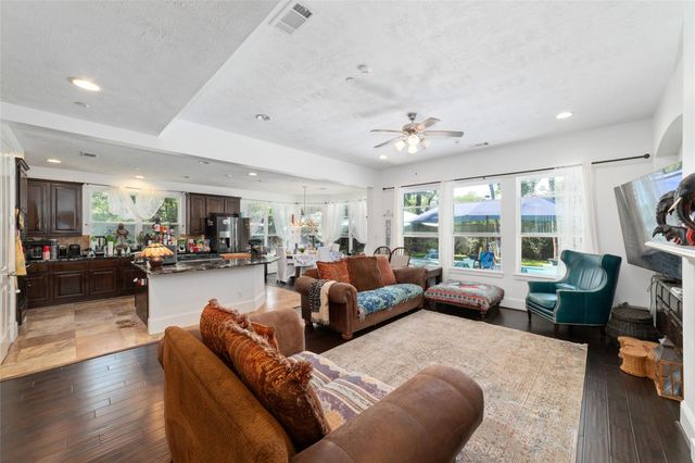335 Voss Road, Houston, TX 77024