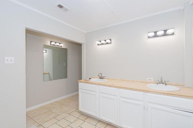 2523 S Broadway Street, La Porte, TX 77571