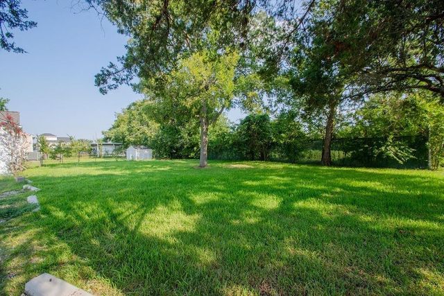 2523 S Broadway Street, La Porte, TX 77571
