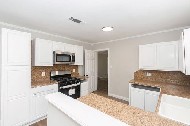 2523 S Broadway Street, La Porte, TX 77571