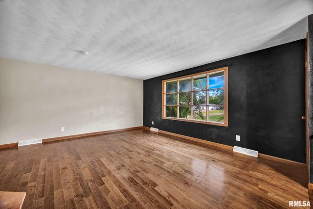 1802 SPRINGFIELD Road, East Peoria, IL 61611