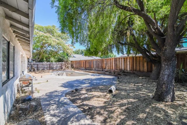 1870 Pecanwood Ave, Manteca, CA 95336