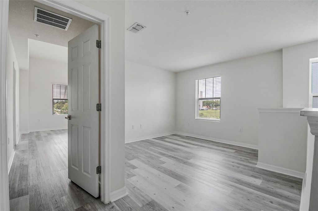 Image 20 of property listing at 9586 POPLAR RIDGE AVENUE, Orlando, FL 32832