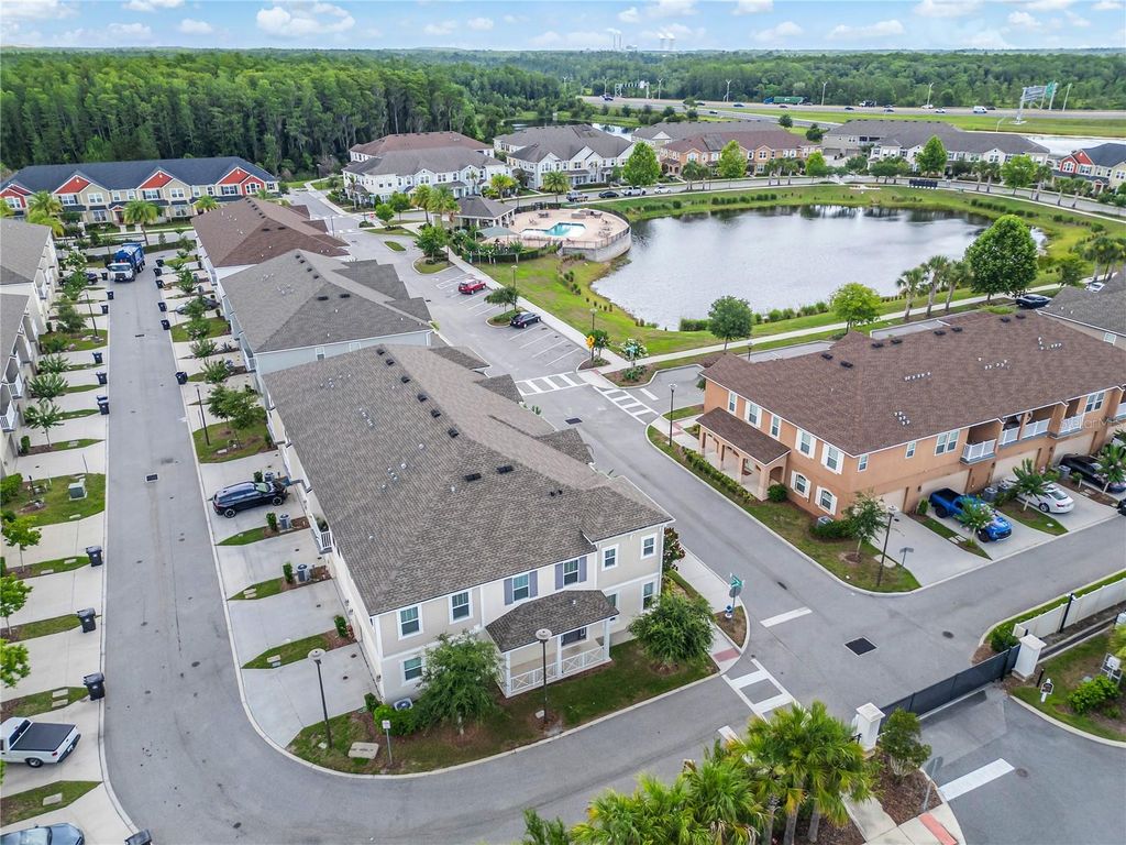 Image 4 of property listing at 9586 POPLAR RIDGE AVENUE, Orlando, FL 32832