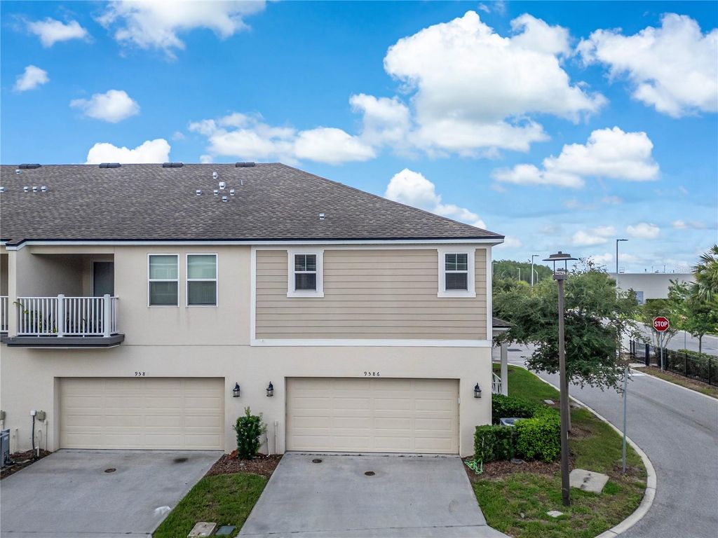 Image 37 of property listing at 9586 POPLAR RIDGE AVENUE, Orlando, FL 32832