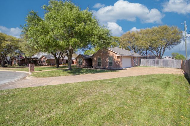 120 Briar Ridge Drive, Hewitt, TX 76643